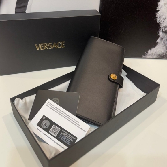 Versace Black Leather Wallet with Gold Detail/ BNWT/ COA/ Unisex - Picture 1 of 7